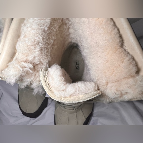 UGG women’s Adirondack III boot size 8 in cream colour - Picture 9 of 14